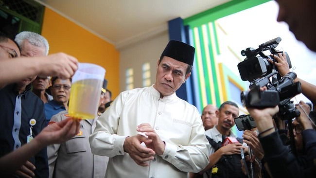 Menteri Pertanian Andi Amran Sulaiman meminta tiga perusahaan minyakita yang melakukan pelanggaran ditutup dan dicabut izinnya. (Dok. Kementan)